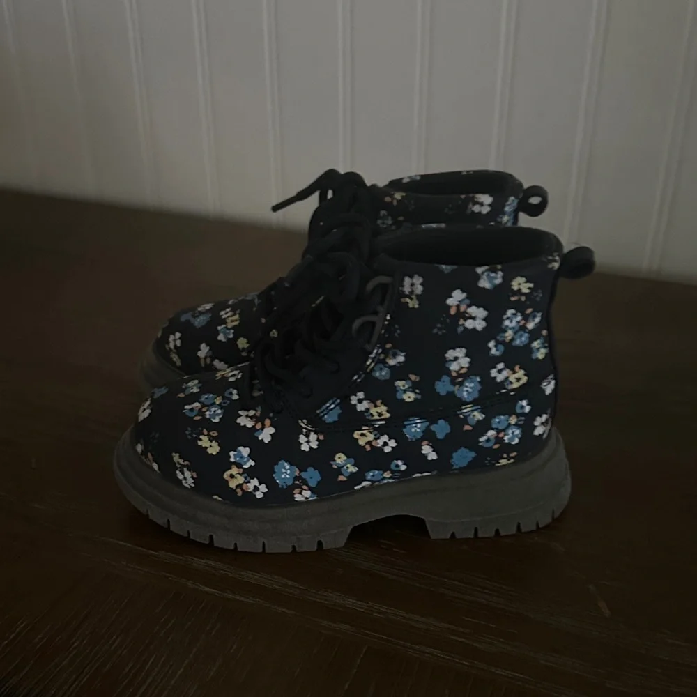 OshKosh B’gosh Floral Boots Like New sz 7 mos